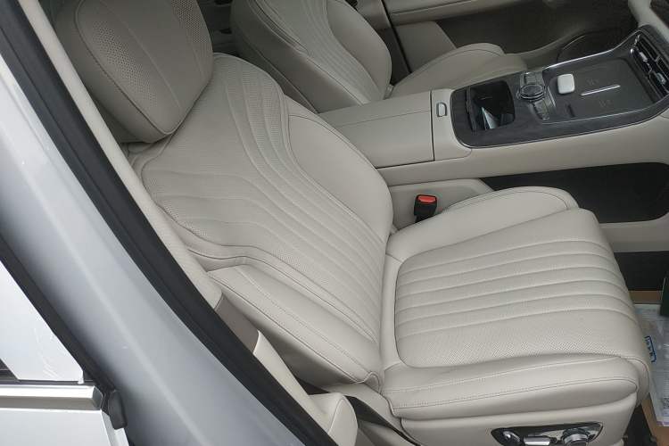 Used Geely Galaxy M9 2025 Model 210km Four-Wheel-Drive Leading Edition Right Front Seat