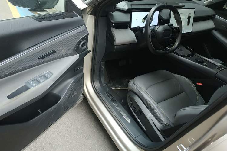 Used Lynk & Co 08 EM-P 2023 120km Long-Range Halo