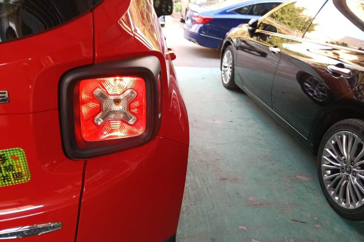 Used Jeep Renegade 2018 Connected Large Screen Version 180T Automatic High-Energy Edition Exterior 3