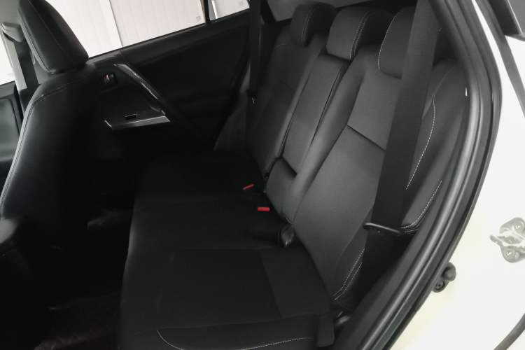 Used Toyota RAV4 2016 2.0L CVT Two-Wheel Drive Comfort Edition China V Standard Left Rear Seat