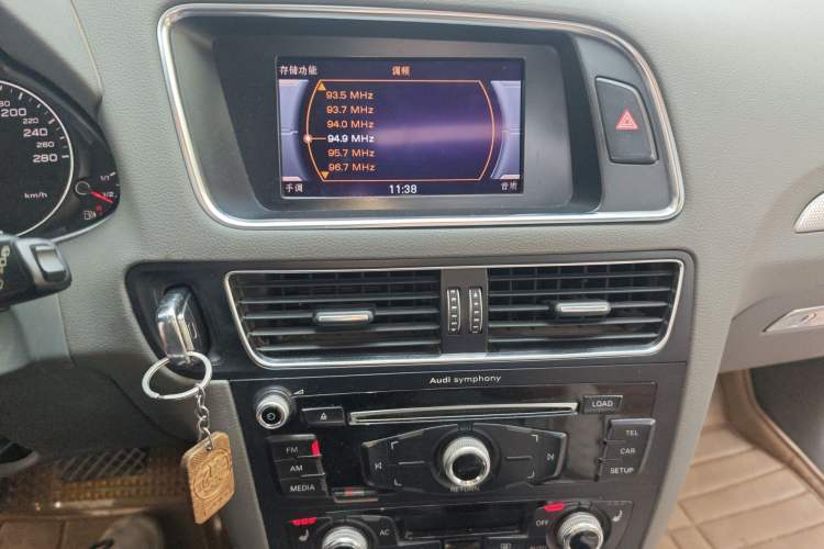 Used Audi Q5 2013 40 TFSI Technology Edition Audio And AC Panel