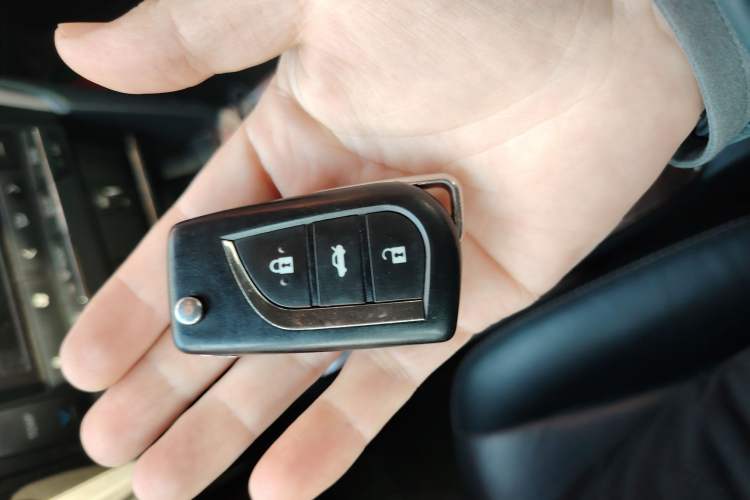 Used Toyota Camry 2016 2.0G 10th Anniversary Leading Edition
