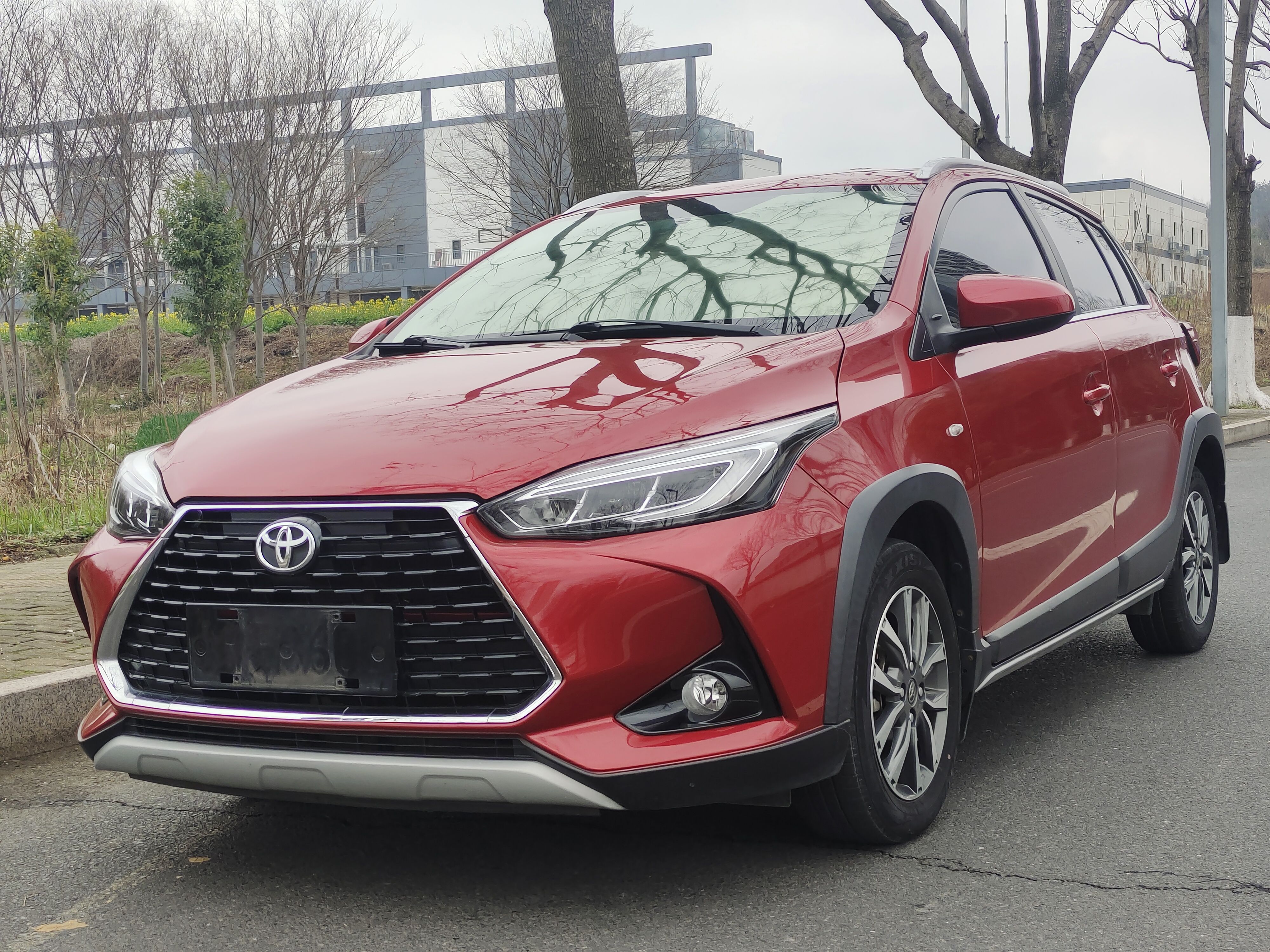 Под передней частью автомобиля