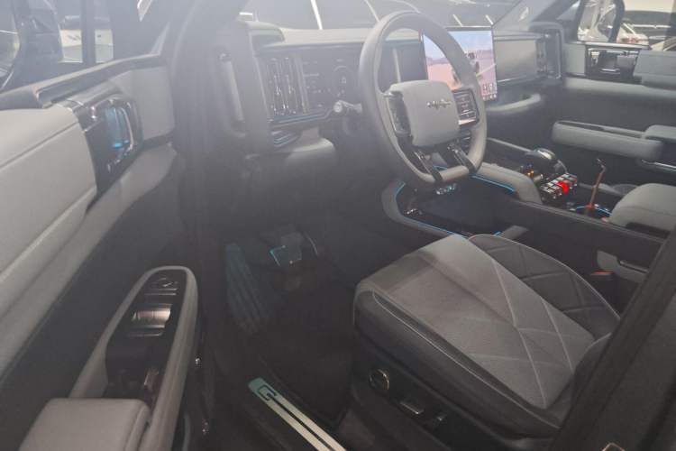 Used Formula Leopard 5 2023 Explore Edition
