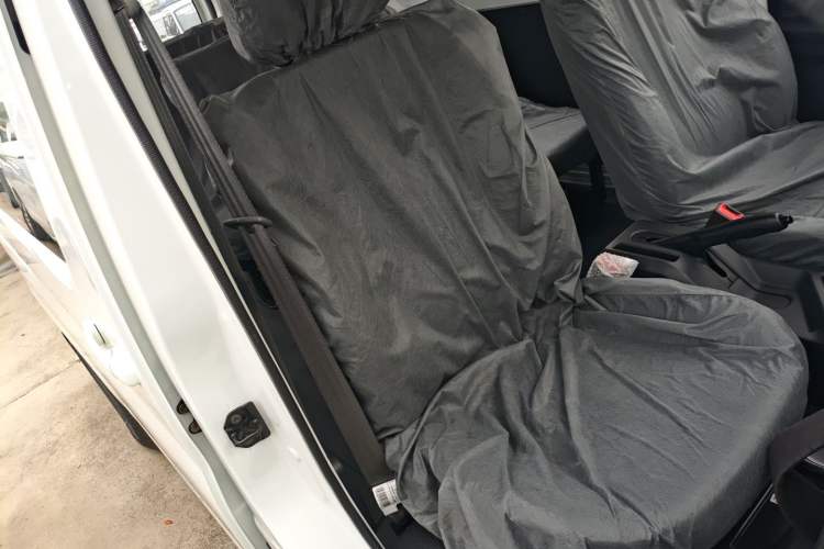 Used CHANGAN KAICHENG Ruixing EM80 2025 Wealth Edition Passenger Version Comfortable Model 6 Seats 300km Side-Hinged Doors
