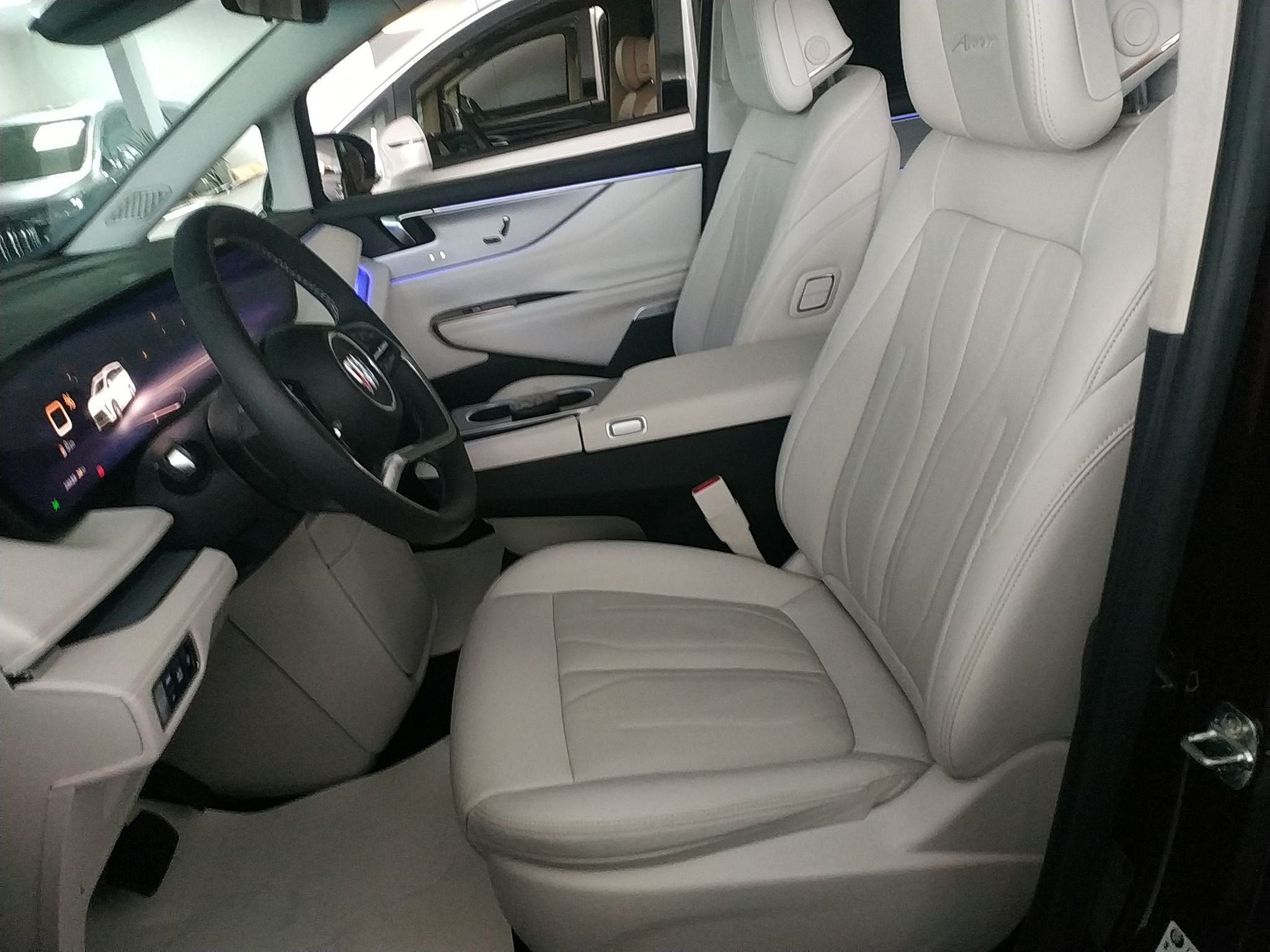 المقاعد الأمامية داخل السيارة