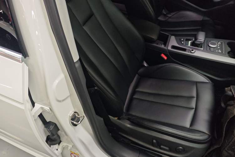 Used Audi A4L 2017 Plus 40 TFSI Ambition Model
