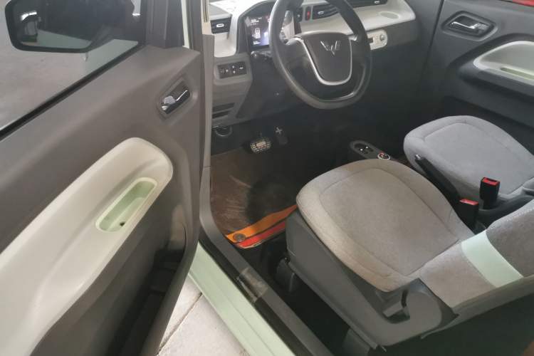 Used Wuling Hongguang MINIEV 2022 Macaron Premium Model – Lithium Iron Phosphate Driver Seat