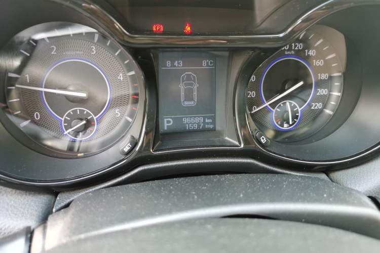 Used JMC Yusheng S350 2016 2.4T Automatic 2WD Diesel Luxury Version with Sunroof 5 Seats Odometer Close Up