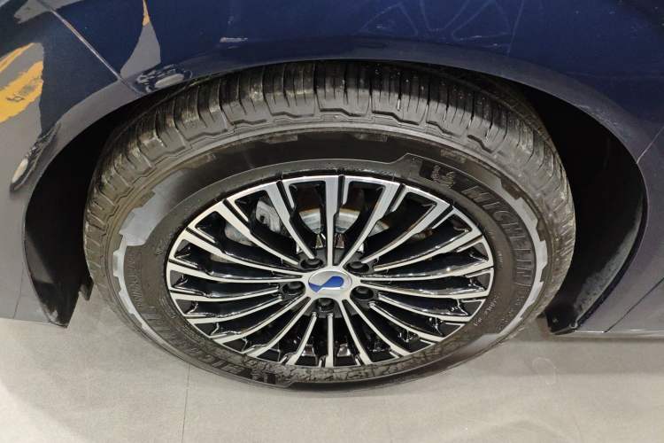 Used Denza D9 2025 DM-i Intelligent Drive 1020 Four-Wheel Drive Prestige Model
