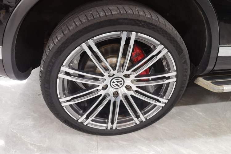 Used Volkswagen Touareg 2017 3.0 TSI Touareg Model Right Rear Wheel Hub