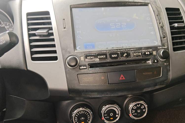 Used Mitsubishi Outlander 2010 Kijang 2.0 Sport Edition Audio And AC Panel