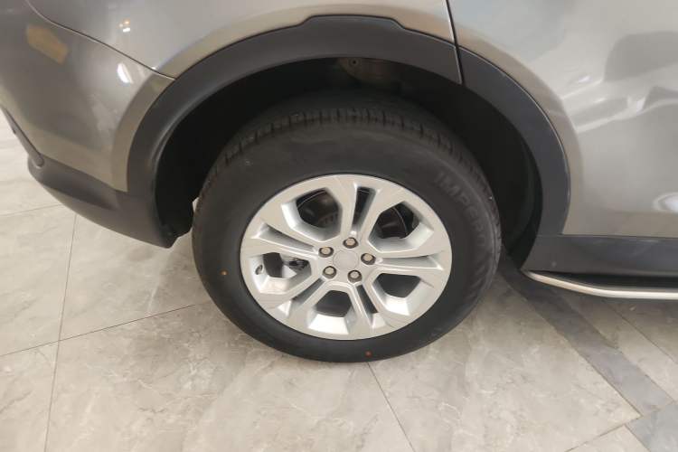 Used Land Rover Discovery Sport 2021 200 PS Family Edition Right Rear Wheel Hub