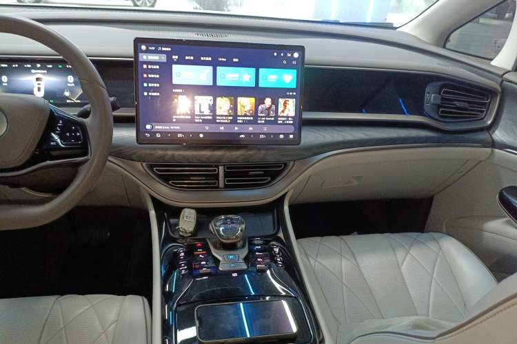 Used Denza D9 2022 DM-i 1040 Prestige Model