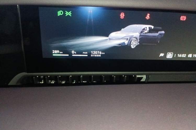 Used Avatr 06 2025 Ultra Pure Electric Edition Odometer Close Up