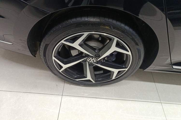 Used Volkswagen Passat 2024 380TSI Starry Dragon Edition Right Rear Wheel Hub