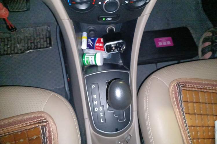 Used Hyundai Verna (older generation) 2014 1.4L Automatic Smart GLS Gear Lever