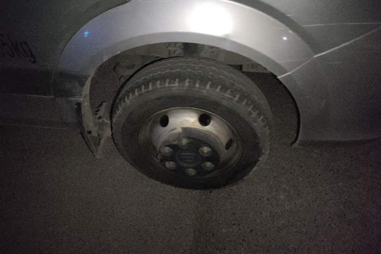 Used Foton Toano 2023 Cummins 2.8T Manual Jixiang Van Extended Wheelbase Mid-Roof Design Rear Dual Tires 3-Seater Configuration
