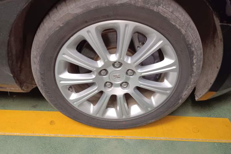 Used Cadillac XTS 2013 28T Comfort Model Right Front Wheel Hub