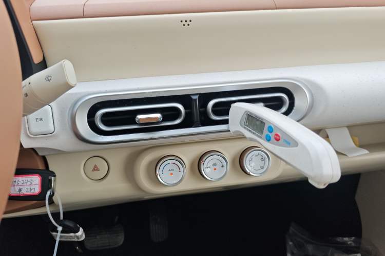 Used Wuling Hongguang MINIEV 2024 3rd Generation 215km Youth Edition Audio And AC Panel