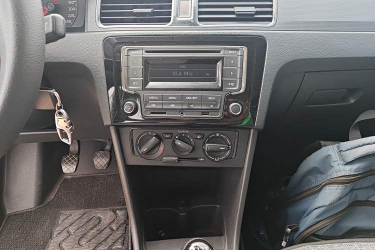 Used Volkswagen Santana 2015 1.6L Manual Fashion Edition Audio And AC Panel