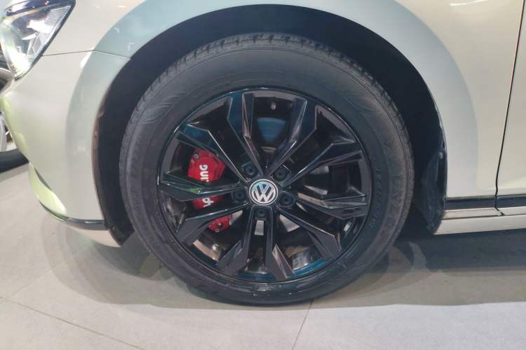 Used Volkswagen Magotan 2019 330TSI DSG Luxury Model China V Standard Left Front Wheel Hub