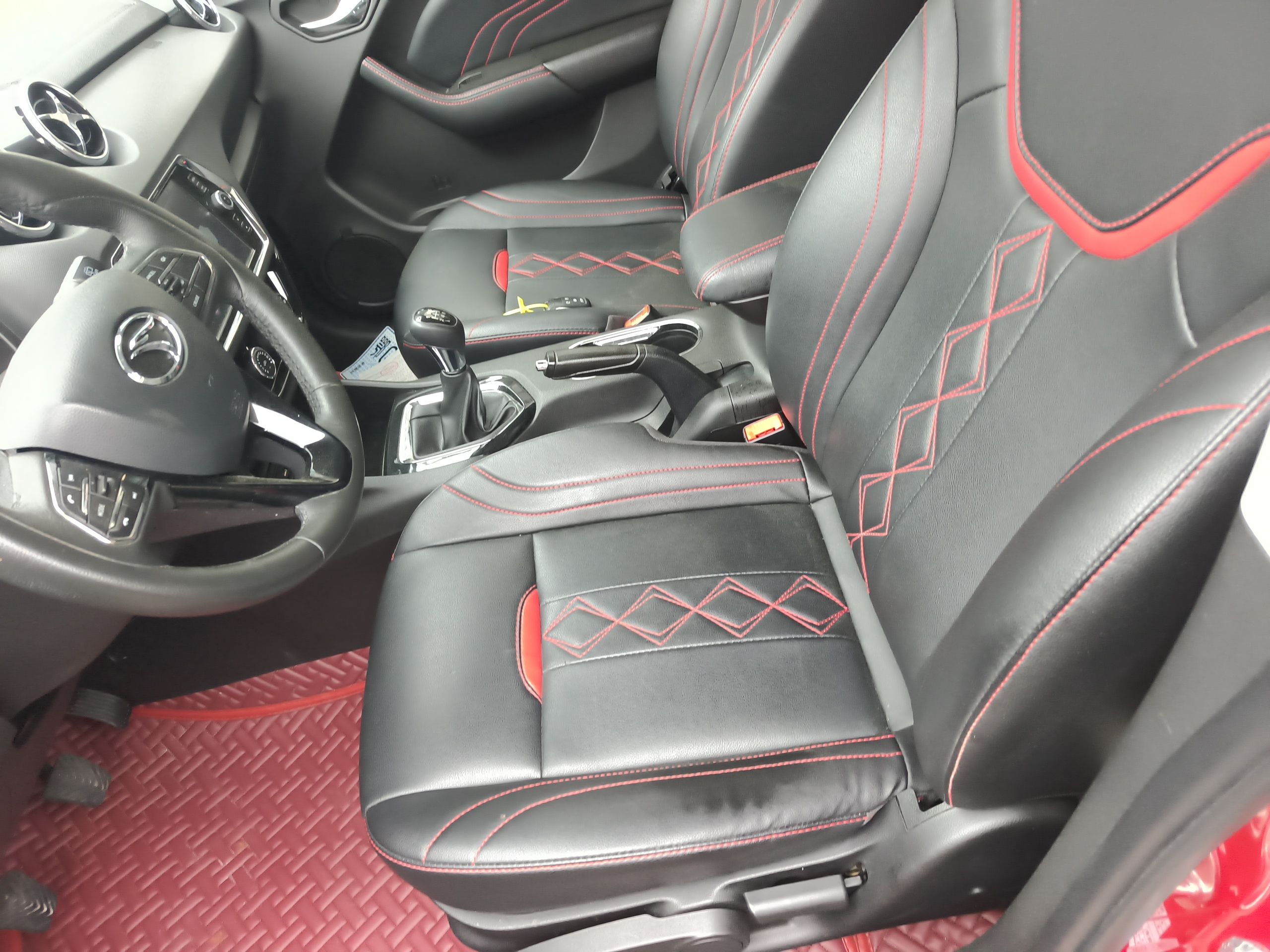 المقاعد الأمامية داخل السيارة