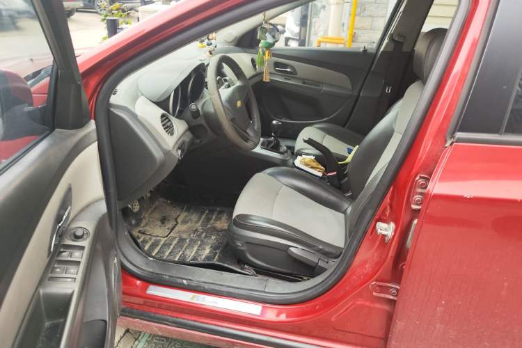 Used Chevrolet Cruze 2014 1.6L SL Millionth Anniversary Edition MT Driver Seat