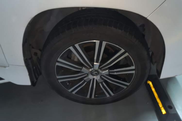 Used Lexus LX 2017 570 Prestige Luxury Edition Right Front Wheel Hub
