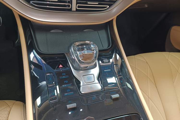 Used Denza D9 2025 DM-i Smart Drive 1020 Four-Wheel Drive Premium Model