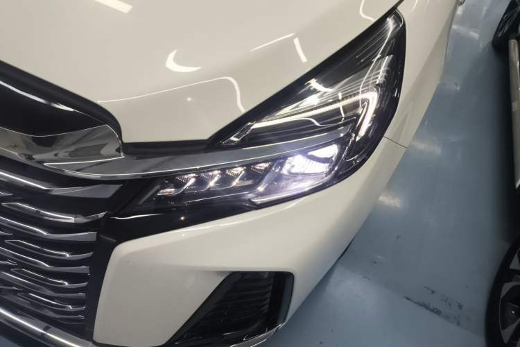 Used Buick GL8 2023 Facelifted Land Cruiser Executive Luxury Version