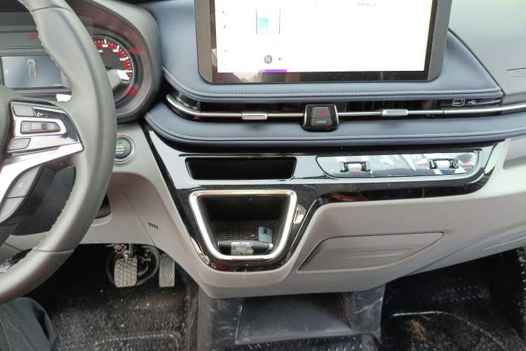 Used SAIC MAXUS Xintu V70 2023 2.0T Elite Edition Automatic Long Wheelbase Mid-Height 6/7 Seats Audio And AC Panel