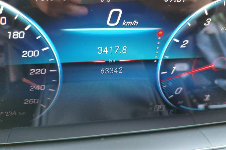 Used Mercedes-Benz GLE 2021 GLE 350 4MATIC Stylish Model Odometer Close Up