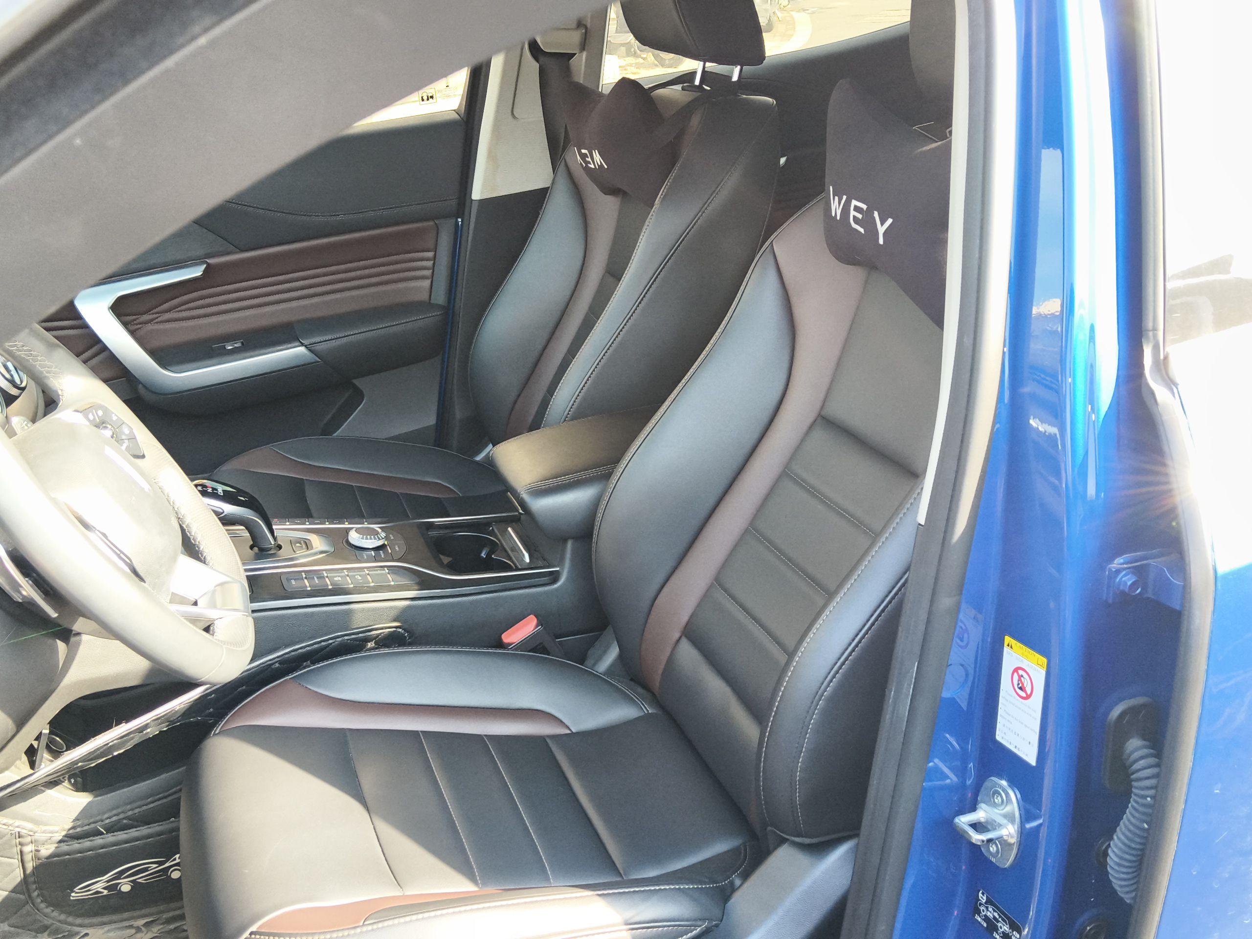 المقاعد الأمامية داخل السيارة