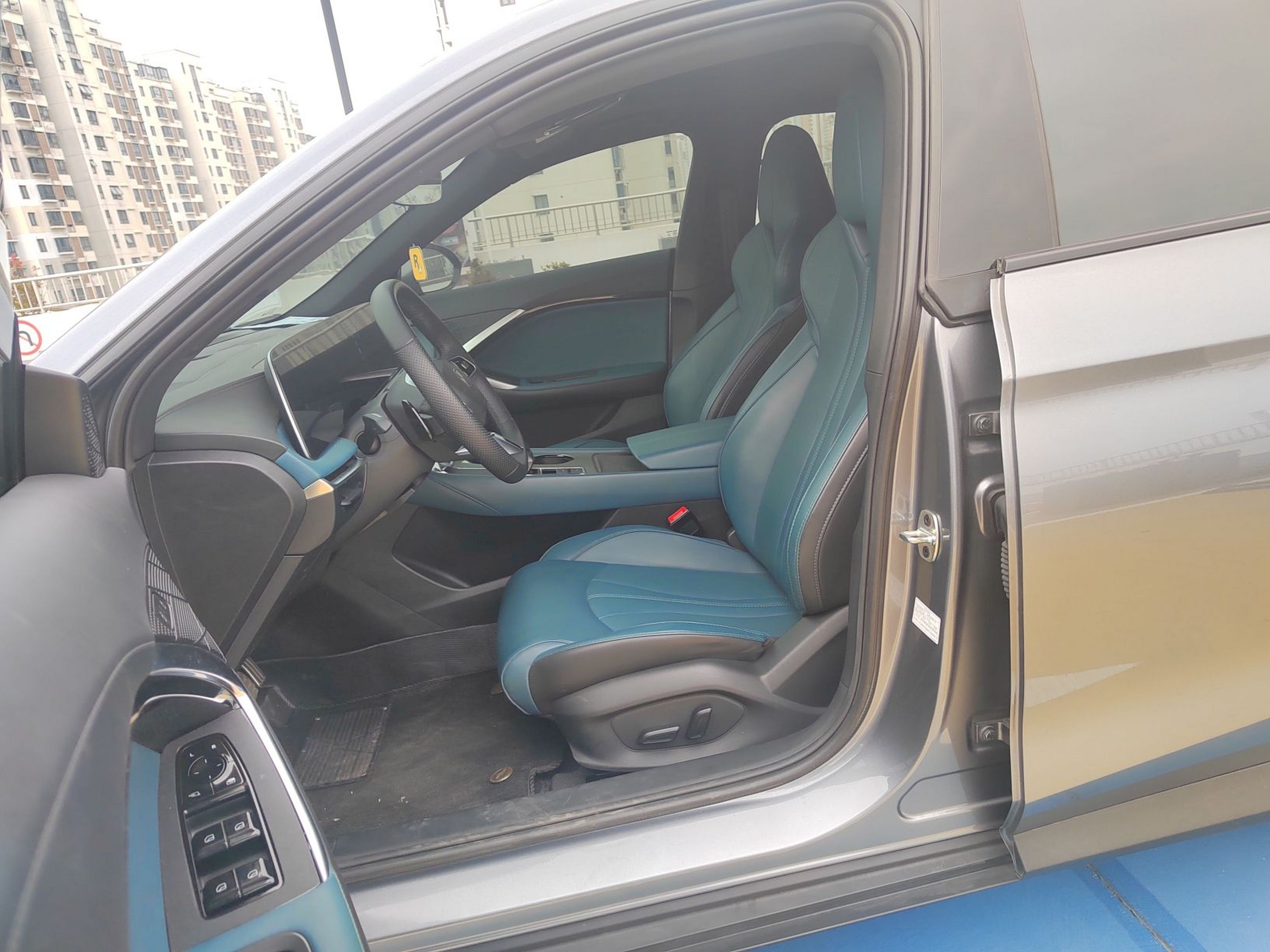 Переднее сиденье в автомобиле