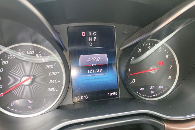 Used Mercedes-Benz V-Class 2021 V 260 Avantgarde Edition Odometer Close Up