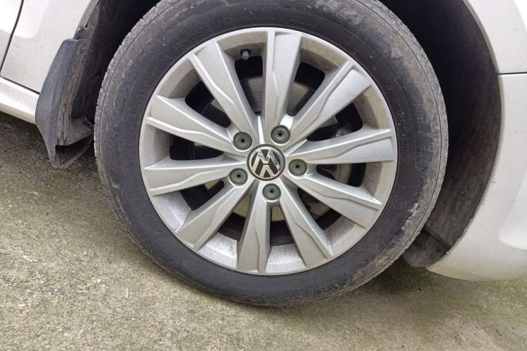 Used Volkswagen Sagitar 2014 1.4TSI Automatic Luxury Model Right Front Wheel Hub