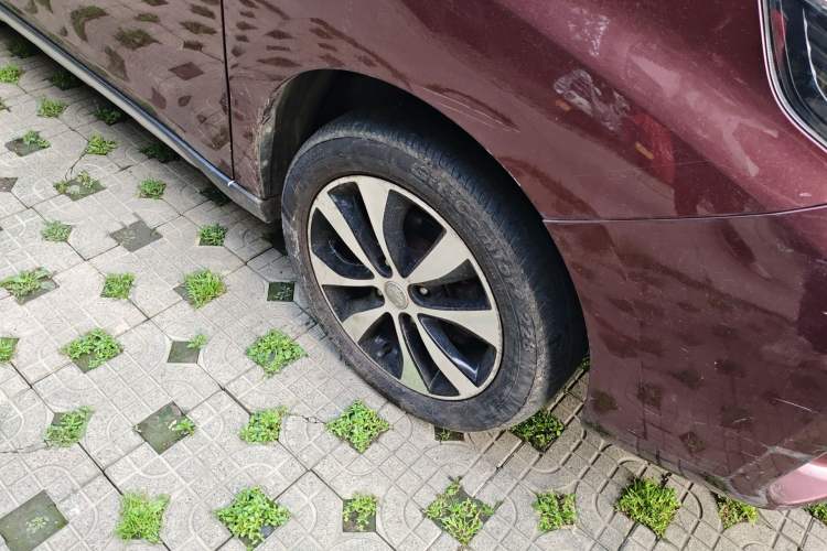 Used Venucia M50V 2017 1.5L XL Manual Comfort Edition Right Front Wheel Hub