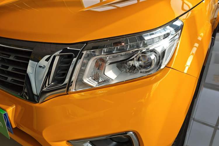 Used Nissan Navara 2021 2.5L Automatic 4x4 Premium Version QR25 Left Front Headlight