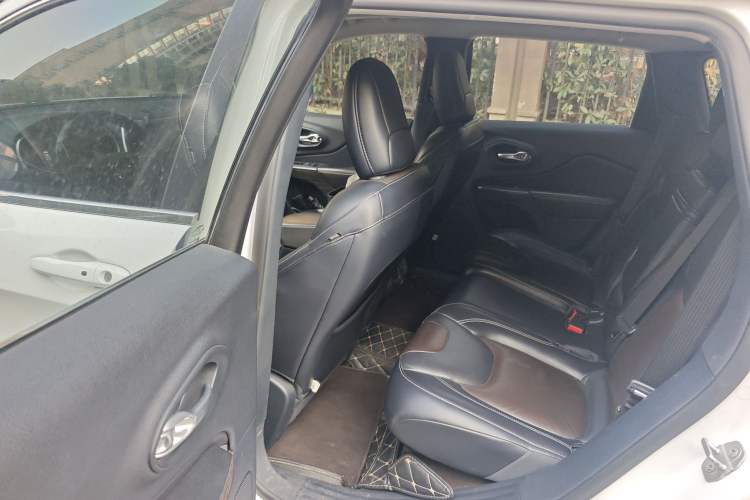 Used Jeep Cherokee 2016 2.4L Professional Smart Version
