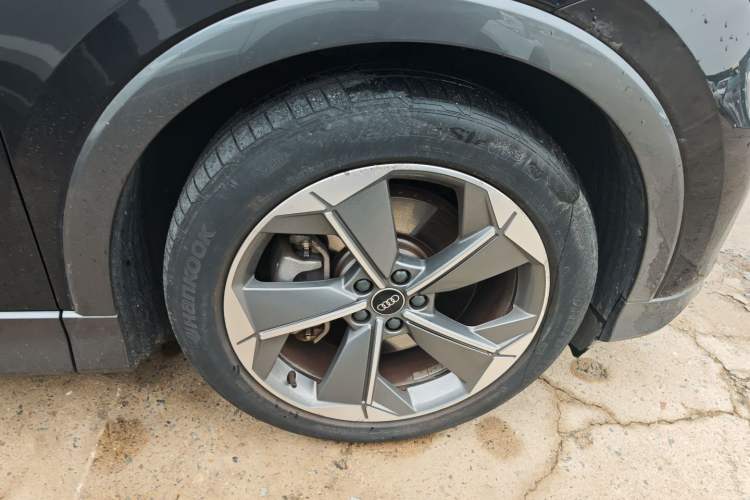 Used Audi Q5 e-tron 2022 40 e-tron Starry Edition Luxury Package Right Front Wheel Hub