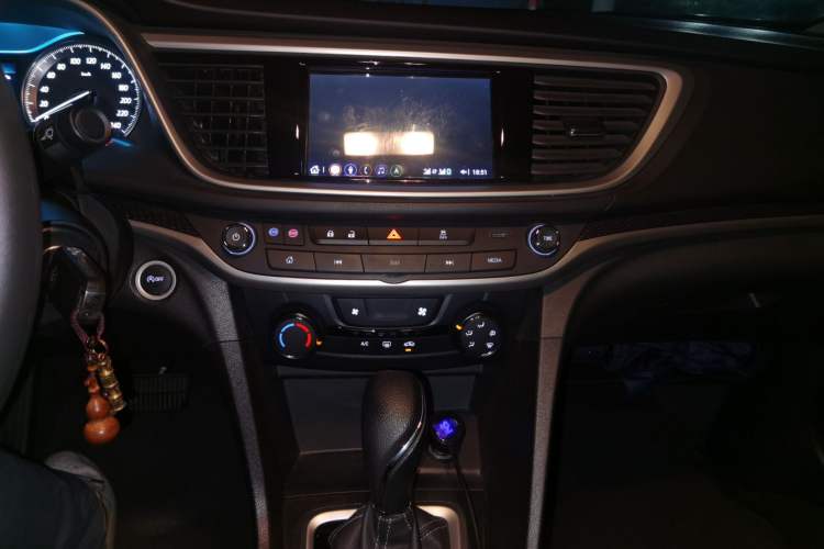 Used Buick GT 2021 Revised Version Flagship 1.5L Automatic Elite Edition Audio And AC Panel