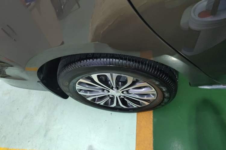 Used Buick GL8 2023 Facelifted Land Cruiser Executive Luxury Version Right Rear Wheel Hub