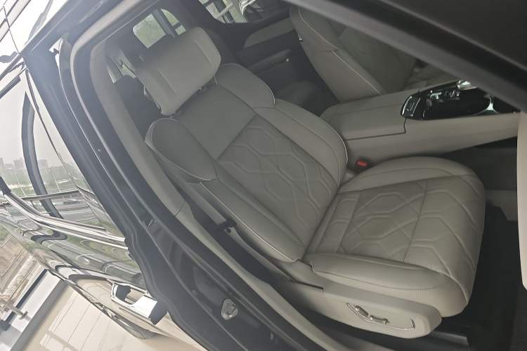 Used Volvo EM90 2025 Ultra Six-Seater Right Front Seat