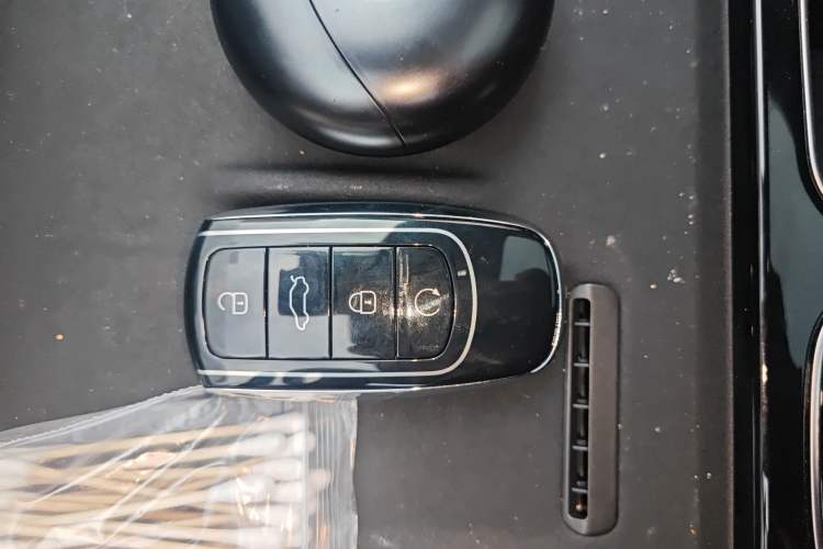 Used Chery Tiggo 8 L 2024 2.0T Two-Wheel Drive Prestige Version 5 Seats
