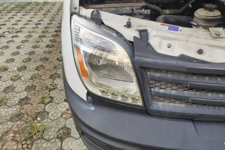 Used SAIC MAXUS Xintu V80 2014 2.5T Aotuntong Short Wheelbase Mid-Roof Model
