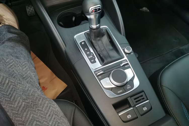 Used Audi A3 2020 Limousine 35 TFSI Fashion Edition China VI Emission Standard Gear Lever