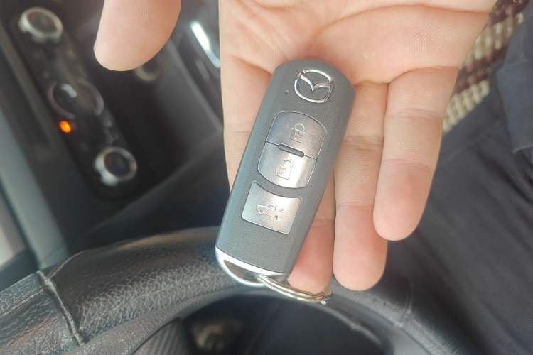 Used Mazda Mazda 3 Axela 2014 Sedan 1.5L Automatic Luxury Model