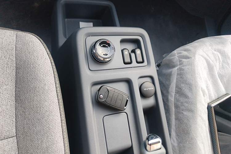 Used Wuling Yangguang 2024 300KM Comfort Version Passenger Van 75kW