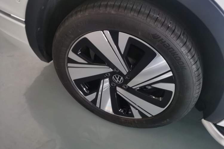 Used Volkswagen Tiguan L 2023 Facelifted 380TSI Automatic All-Wheel Drive R-Line Plus Version 7-Seater Right Rear Wheel Hub